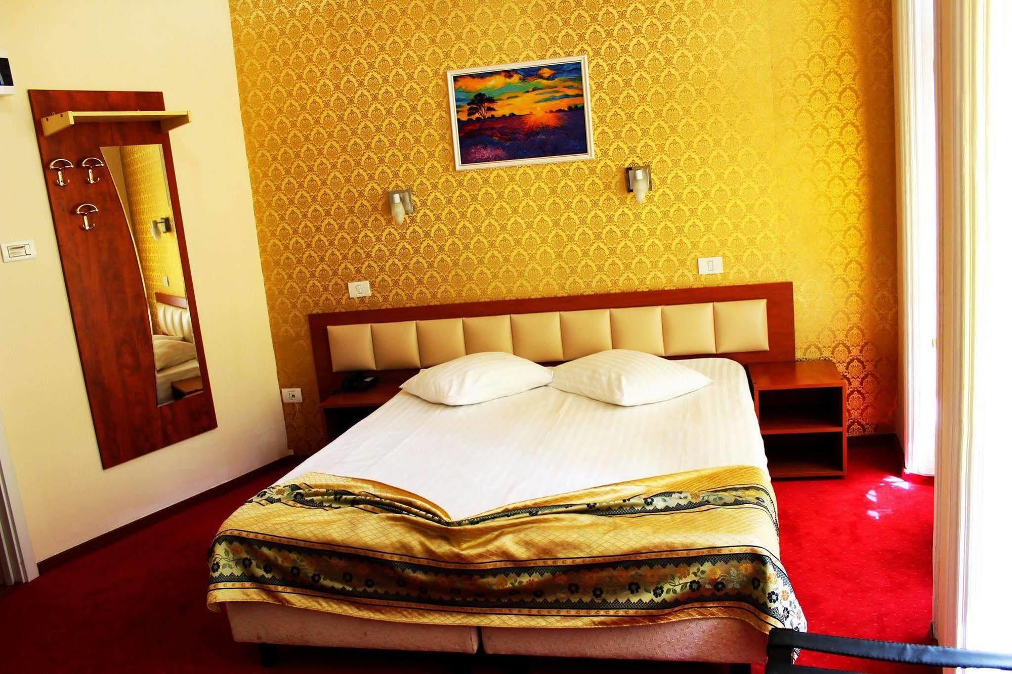 Kosher Hotel Lev Or Bukarest Eksteriør billede